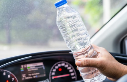 Za PET lahve v autě hrozí pokuty: Můžou zapálit auto, varují hasiči