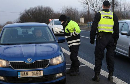 O víkendu pozor! Policie měří a hlídá předjíždění na kritickém místě ČR. Obzvlášť v jednom kraji dejte určitě nohu z plynu