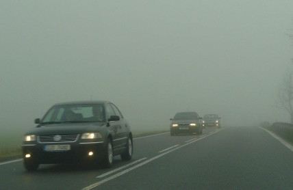 Za mlhavého počasí jezděte jako v autoškole. A umyjte si okna 